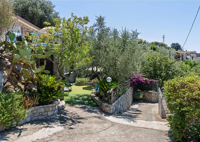 Cynara Holiday House